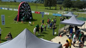 Aufblasbare Zielscheibe am Fußballfeld