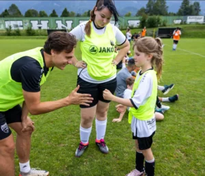 Spieler und Kind beim Handschlag